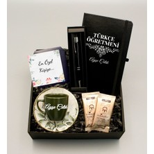 As Gift Öğretmenler Gününe Özel Tasarımlı Isim Soy Isimli Siyah Defter & Kişiye Özel Desenli Haki Fincan & Siyah Roller Kalem & Mehmet Efendi Türk Kahvesi Hediye Seti