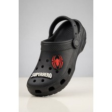 Liarca Hero-Clog Macera Serisi - Siyah Maske Figürlü Erkek Çocuk - Bebek Terlik ve Sandalet: Ultra Hafif, Anatomik Iç Tabanlı ve Kaymaz Emniyetli Yazlık Çocuk Kapalı Terlik