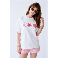 Hoxie Kadın Beyaz Oversize Grafik Baskılı T-Shirt - Deniz ve Çiçek Temalı