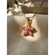 Meneva Aksesuar Pembe Kristal Taşlı 5 Yapraklı Çiçek Çelik Kolye