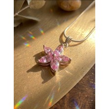 Meneva Aksesuar Pembe Kristal Taşlı 5 Yapraklı Çiçek Çelik Kolye