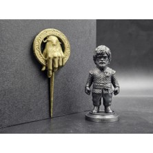 Game Of Thrones Metalik Renk Boyalı Tyrion Lannister Figür ve Altın Renk Boyalı Hand Of The King (Kral Eli) Duvar Süsü 2'li Koleksiyon Seti