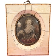 TT 14 cm  x 11,5 cm Ölçülerinde Fransız Kemikten Çerçeveli Duvar Süsü