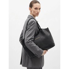 Valentino Siyah Kadın Tote Çanta VBS9W901 Şık Görünüm ve Ergonomik Tasarım ile Günlük Kullanım İçin
