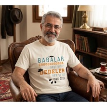 Veracraft Kişiye Özel Tasarım Babalar Çoook Şeyi Bilir Dedeler Her Şeyi! Metinli Baskılı Erkek Tişört -Beyaz