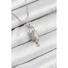 316L Çelik Zirkon Taşlı Kilit ve Sallantılı Anahtar Model Gümüş Renk Kadın  - HS3536-1475