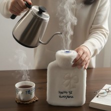 Ozcmax Hello Everyonee Yazılı Kurdeleli Beyaz Peluş Sıcak Su Torbası 1 Lt – Yumuşak Kılıf, Uzun Süre Sıcak Tutan Termal Su Torbası