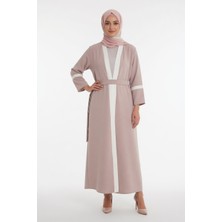 Zermiva Pudra Beyaz Şeritli Detaylı V Yaka Kemerli Oversize Uzun Tesettür Abaya