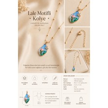 Kase Jewelry Çelik ve altın sarısı, Lale motifli, kelebek detaylı kolye. Kararma yapmaz