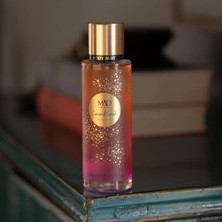 Mad Caramel Crush Body Mist 250 ML – Ahududu, & Vanilya ile Tatlı‑meyvemsi, Kalıcı ve Enerji Veren Kadın Vücut Spreyi