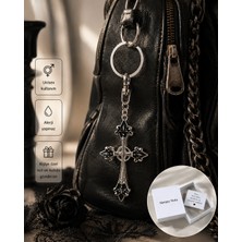 Herşey Nota Gotik Haç Figürlü Unisex Anahtarlık – Siyah Detaylı Alternatif Stil Aksesuar