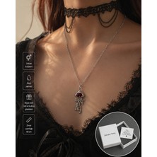 Herşey Nota Gotik Denizanası Figürlü Unisex Kolye – Kırmızı Taş Detaylı Alternatif Stil Kolye