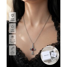 Herşey Nota Kırmızı Taş Detaylı Gotik Haç Kolye – Alternatif Stil Unisex Zincir Kolye