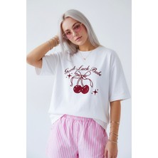 Hoxie Kadın Beyaz "Good Luck Babe" Kirazlı Oversize Tişört