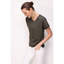 Desen Triko Kadın V Yaka Nakış Işlemeli Düşük Kollu Penye T-Shirt 26703 Haki