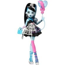 Die Grup Monster High Siyah Parti Elbisesi Giyen Doğum Günü Frankie Stein Bebek ve Davetiye, Balon, Hediye ve Ruj Gibi Temaya Uygun Aksesuarlar, JBG75