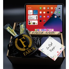 As Gift Kişiye Özel Ahşap Tablet Tutacağı & Kişiye Özel Kupa Bardak & 2 Adet Jacobs Kahve Hediye Seti