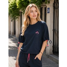 Meride Fashion Lacivert Flamingo Baskılı Bağcık Kol Detaylı Oversize Kadın Tişört