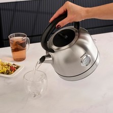 Karaca Inox Su Isıtıcısı 1,7 L Hacim, Gizli Rezistans, Sıcaklık Göstergesi, Hızlı Kaynatma, Kompakt Mutfak Alanları ve Çay Kahve Rutini Için Şık Retro Kettle