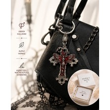 Herşey Nota Kırmızı Kelebek Detaylı Gotik Haç Anahtarlık – Unisex Vintage Stil Aksesuar