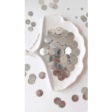 10 Gram Ortadan Delikli Güpür Takı Kumaş Süsleme Pulu Plastik Payet Pul Boncuk 10 mm Yuvarlak - Renk : Gümüş