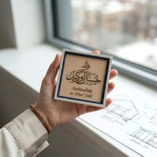 Miawiki Allah Bize Yeter Temalı Minyatür Masaüstü Aksesuarı, Yaşam Alanınıza Güven ve Huzur Katar 10X10 cm