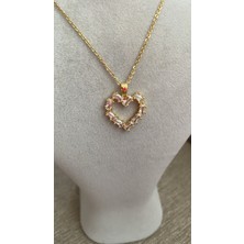 Liva Accessories Sevgiliye Hediye Kalp Şekilli Baget Zirkon Taşlı Kolye-Kararmayan Altın Renkli,  Anti-Alerjik
