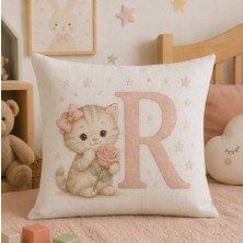Kadorex Design Sevimli Kedicik Harfli Bebek Odası Kırlent Dekoratif Kılıfı (40 x 40) cm (R) Harfı
