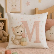 Kadorex Design Sevimli Kedicik Harfli Bebek Odası Kırlent Dekoratif Kılıfı (40 x 40) cm (M) Harfı