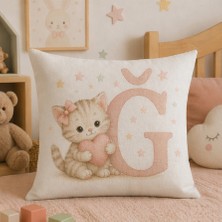 Kadorex Design Sevimli Kedicik Harfli Bebek Odası Kırlent Dekoratif Kılıfı (40 x 40) cm (Ğ) Harfı