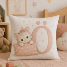 Kadorex Design Sevimli Kedicik Harfli Bebek Odası Kırlent Dekoratif Kılıfı (40 x 40) cm (Ö) Harfı