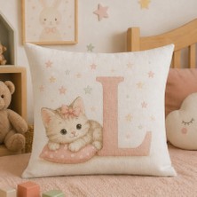 Kadorex Design Sevimli Kedicik Harfli Bebek Odası Kırlent Dekoratif Kılıfı (40 x 40) cm (L) Harfı