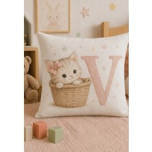 Kadorex Design Sevimli Kedicik Harfli Bebek Odası Kırlent Dekoratif Kılıfı (40 x 40) cm (V) Harfı