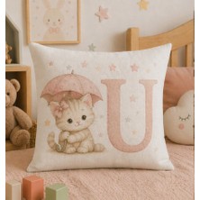 Kadorex Design Sevimli Kedicik Harfli Bebek Odası Kırlent Dekoratif Kılıfı (40 x 40) cm (U) Harfı