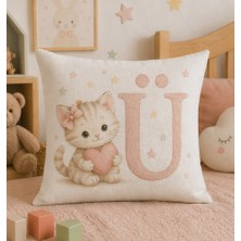 Kadorex Design Sevimli Kedicik Harfli Bebek Odası Kırlent Dekoratif Kılıfı (40 x 40) cm (Ü) Harfı