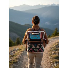 Talin Handmade El Dokuma Yün ve Nubuk Deri Sırt Çantası – Kilim Desenli, Astarlı, Kapaklı Yan Cepli