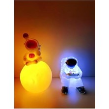 Sayemons Işık Kasabası(30) 3 D Küre Üzerinde Astronot ve Oturan Astronot LED Gece Lambası Beyaz