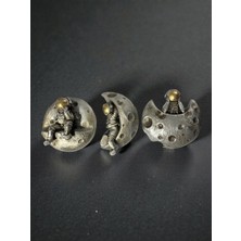 Imosas Astronot Ay Üzerinde Dekoratif Biblo – Modern Masa Üstü Obje 18 cm