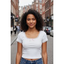 Bemy Store Kadın Beyaz Premium Dantel Detaylı Fiyonk Aksesuarlı Crop Top Bluz