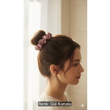 Bodrum Asel Zarafetin Küçük Bir Dokunuşu: Inci Detaylı Pembe Scrunchie.