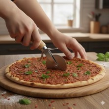 SDT Group Premium Pizza Kesici - Ergonomik Ahşap Saplı Paslanmaz Çelik Hamur Kesici (9 Cm)