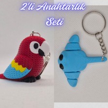 3D Atölye Maker  Kırmızı Örgü Desen Papağan ve Açık Mavi Esnek Vatoz Anahtarlık