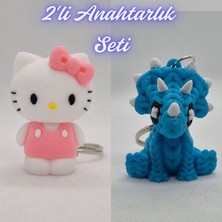 3D Atölye Maker  Beyaz Hello Kitty ve Açık Mavi Örgü Desen Triceratops Anahtarlık