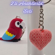 3D Atölye Maker Itfaiye Kırmızısı Örgü Desen Papağan ve Açık Pembe Örgü Desenli Kalp Anahtarlık