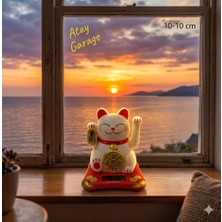 Atay Garage Şans Getiren Japon Kedi (Maneki Neko) – Güneş Enerjili Sallanan El – Dekoratif Biblo