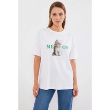 Kadın Oversize Kedi Figürlü Baskılı Beyaz Tişört