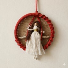 My Work Shop El Yapımı Makrome Melek Figürlü Hasır Duvar Süsü - Kırmızı Çerçeveli Dekoratif Bohem Ev ve Balkon Panosu (22 cm)
