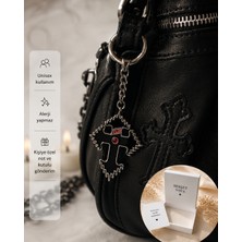 Herşey Nota Gotik Siyah Haç Anahtarlık – Kırmızı Taş Detaylı Unisex Çanta Aksesuarı