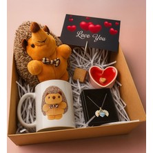 Bk Gift Kişiye Özel Kirpi Ayıcık & Kupa & Mum & Papatya Kolye & Ahşap Not Tutacağı Hediye Seti, Arkadaşa Hediye