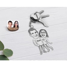 BK Gift Kişiye Özel Karakalem Sevgililer Karikatürlü Şeffaf Pleksi Anahtarlık-5